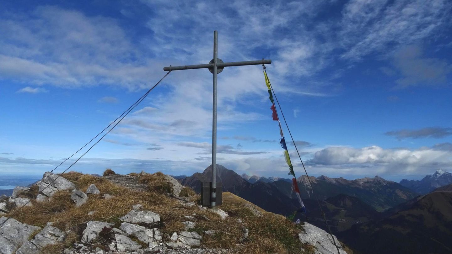 Bergtour in der Liegfeistgruppe: Das Gipfelkreuz auf der Vorderen Steinkarspitze Das Gipfelkreuz auf der Vorderen Steinkarspitze