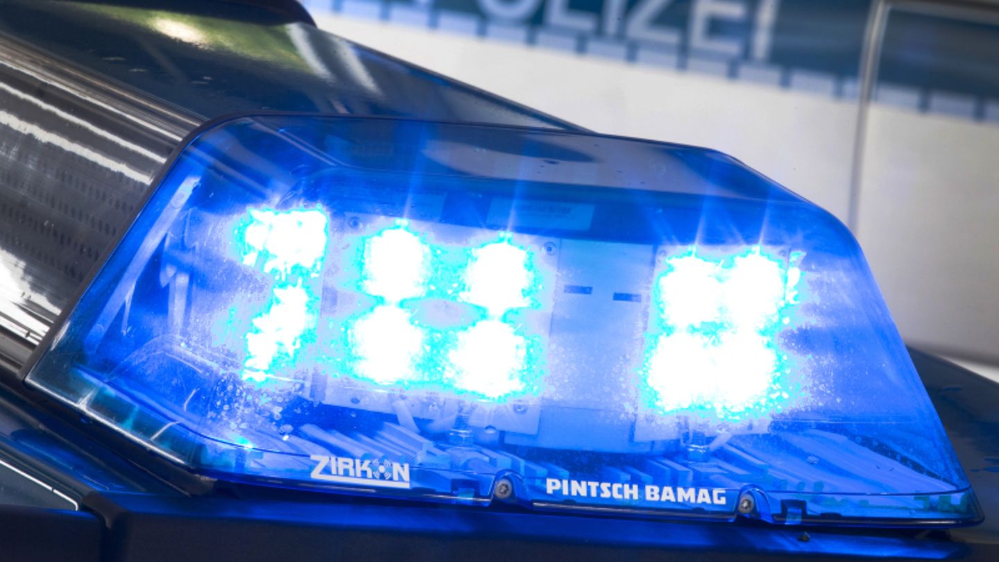 Blaulicht eines Polizeiwagens als Symbolfoto für Razzia gegen Geldwäsche-Bande