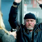 Sein Gesicht kennt fast jeder, doch nur die wenigsten kannten seinen Namen. Arved Birnbaum war einer der meistbesetzten Schauspieler im deutschen Fernsehen. Fast immer bekleidete er Nebenrollen. Insgesamt zwölf Mal spielte Arved Birnbaum zwischen 1999 und 2021 in Folgen der ARD-Krimireihe "Tatort" mit. Zuletzt war er im September in dem Kölner Fall "Der Reiz des Bösen" zu sehen. Die hier abgebildete Szene stammt aus der Dresdner "Tatort"-Folge "Der König der Gosse" aus dem Jahr 2016, Birnbaum verkörperte den Obdachlosen Hansi.