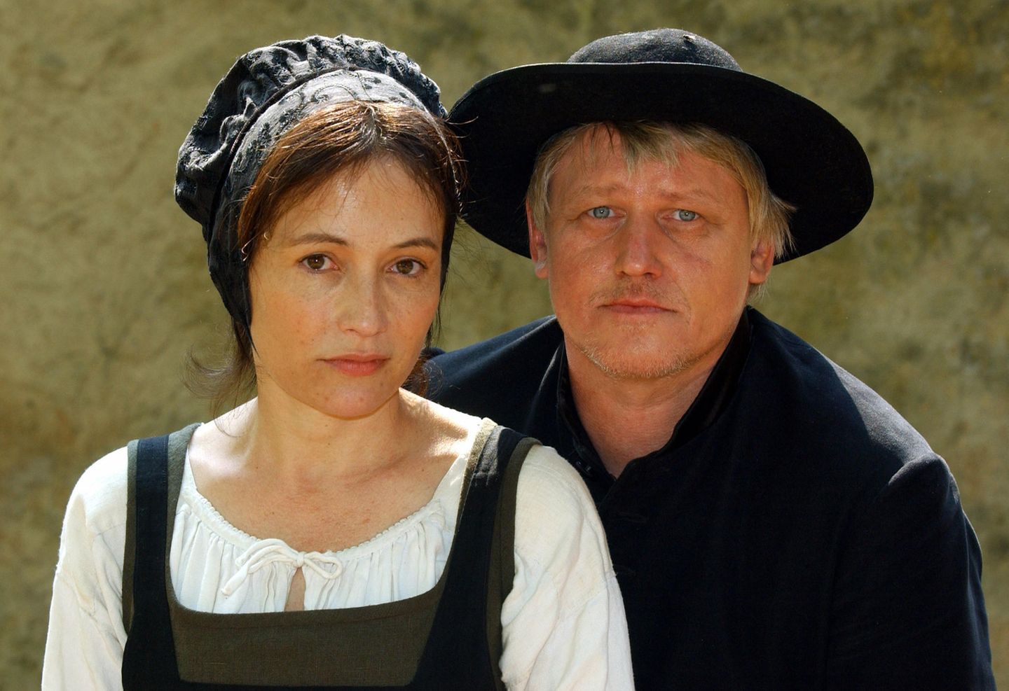 Endlich mal kein Fiesling: In dem Historienfilm "Das Gelübde" von Regisseur Dominik Graf schlüpfte Arved Birnbaum 2007 in die Rolle des Beichtvaters Pater Lambert. Der auf wahren Begebenheiten beruhende Film spielt im frühen 19. Jahrhundert und erzählt von der Begegnung des Dichters Clemens Brentano mit der Nonne Anna Katharina Emmerick, die 2004 selig gesprochen wurde. Birnbaum drehte mehrfach mit Dominik Graf. So war er in dem Thriller "Eine Stadt wird erpresst" (2006) und in der Serie "Im Angesicht des Verbrechens" (2008/09) zu sehen. 