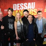 2014 wirkte Arved Birnbaum (l.) an dem Film "Dessau Dancers" mit, der von der Entstehung der Breakdance-Bewegung in der DDR erzählt. Es war für ihn eine Reise in die eigene Vergangenheit: Birnbaum wurde 1962 in Forst in der Lausitz geboren. Zur Schauspielerei kam er erst spät: Zunächst absolvierte er eine Lehre als Elektriker und arbeitete dann als Außenmonteur für Industriewaschmaschinen im sozialistischen Ausland  (Bulgarien, Rumänien und Ungarn). Ab 1989 konnte er dann seinen Traum verwirklichen: Er studierte an der Schauspielschule "Ernst Busch" in Rostock, 1993 schloss er seine Ausbildung ab. 