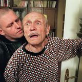 1999 war Arved Birnbaum acht Folgen lang in der "Lindenstraße" zu sehen. Er spielte den Neonazi Hartung, der Helga Beimers Onkel Franz (Martin Rickelt, r.) zu Hause überfällt.