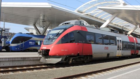 Ein Zug der ÖBB steht in Österreich am Bahnhof