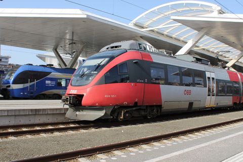 Ein Zug der ÖBB steht in Österreich am Bahnhof