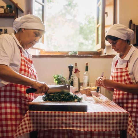 Handarbeit in der Fattoria La Vialla: Die Köchin Stefania Celimbrini (l.) und eine Kollegin bereiten Gnudi zu, Ricotta-Spinat-Klößchen