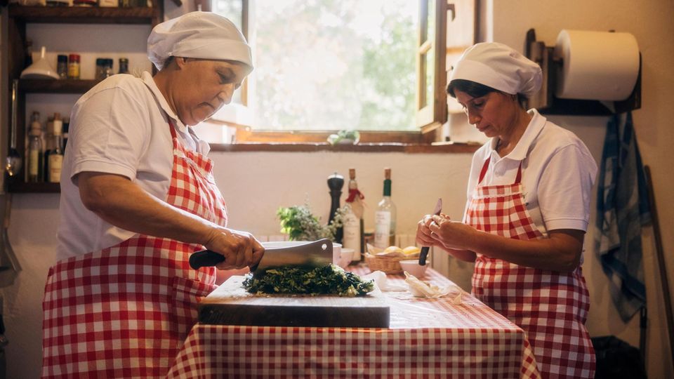 Handarbeit in der Fattoria La Vialla: Die Köchin Stefania Celimbrini (l.) und eine Kollegin bereiten Gnudi zu, Ricotta-Spinat-Klößchen