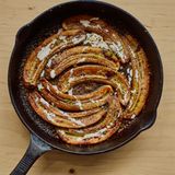 Gegrillte Miso-Bananen mit Limette und geröstetem Reis      Zutaten:  40 g Butter, 70 g heller Rohrzucker, ½ TL gemahlener Sternanis, 3 EL Crème fraîche, 1½ EL weiße Misopaste, 4 Bananen, geschält und längs halbiert, 1 Bio-Limette: 1 TL Schale abgerieben, dann 1½ TL Saft ausgepresst      Röstreis-Topping: 1 EL Kleb- oder Jasminreis, 2 TL schwarzer Sesam, ½ TL gemahlener Sternanis      Zubereitung:  1. Den Backofengrill einschalten.  2. Für das Topping die Reiskörner in einer kleinen Pfanne bei mittlerer Hitze 12–15 Minuten rösten, bis sie goldbraun sind; die Pfanne gelegentlich schwenken. In einer Gewürz- oder Kaffeemühle fein mahlen, dann in eine kleine Schüssel füllen. Die Pfanne wieder auf den Herd stellen und den Sesam darin bei mittlerer bis starker Hitze 1 Minute rösten, dann mit dem Sternanis unter den Reis rühren. Beiseitestellen.  3. Butter, Zucker, Sternanis und die Hälfte der Crème fraîche in eine ofenfeste Pfanne geben. Bei mittlerer Hitze unter häufigem Rühren erwärmen, bis die Butter geschmolzen ist und der Zucker sich aufgelöst hat. Vom Herd nehmen und die Misopaste mit einem Schneebesen unter den Karamell rühren. Die Bananen mit der Schnittfläche nach oben hineinlegen und mit etwas von dem Karamell überziehen. Im Ofen etwa 8 Minuten grillen (Öfen sind unterschiedlich, deshalb nach 7 Minuten schon einmal nachsehen), bis die Bananen weich und leicht gebräunt sind.  4. Während die Bananen im Ofen sind, die restliche Crème fraîche mit dem Limettensaft verrühren. Die gegrillten Bananen damit beträufeln, dann mit Limettenschale und 1 EL Reistopping bestreuen. Sofort in der Form auf den Tisch bringen, das restliche Topping separat servieren.