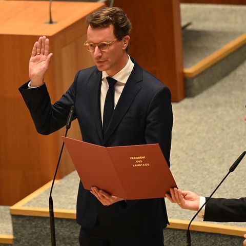 Hendrik Wüst (l.), CDU-Landeschef und neuer Ministerpräsident von Nordrhein-Westfalen, legt den Amtseid ab 