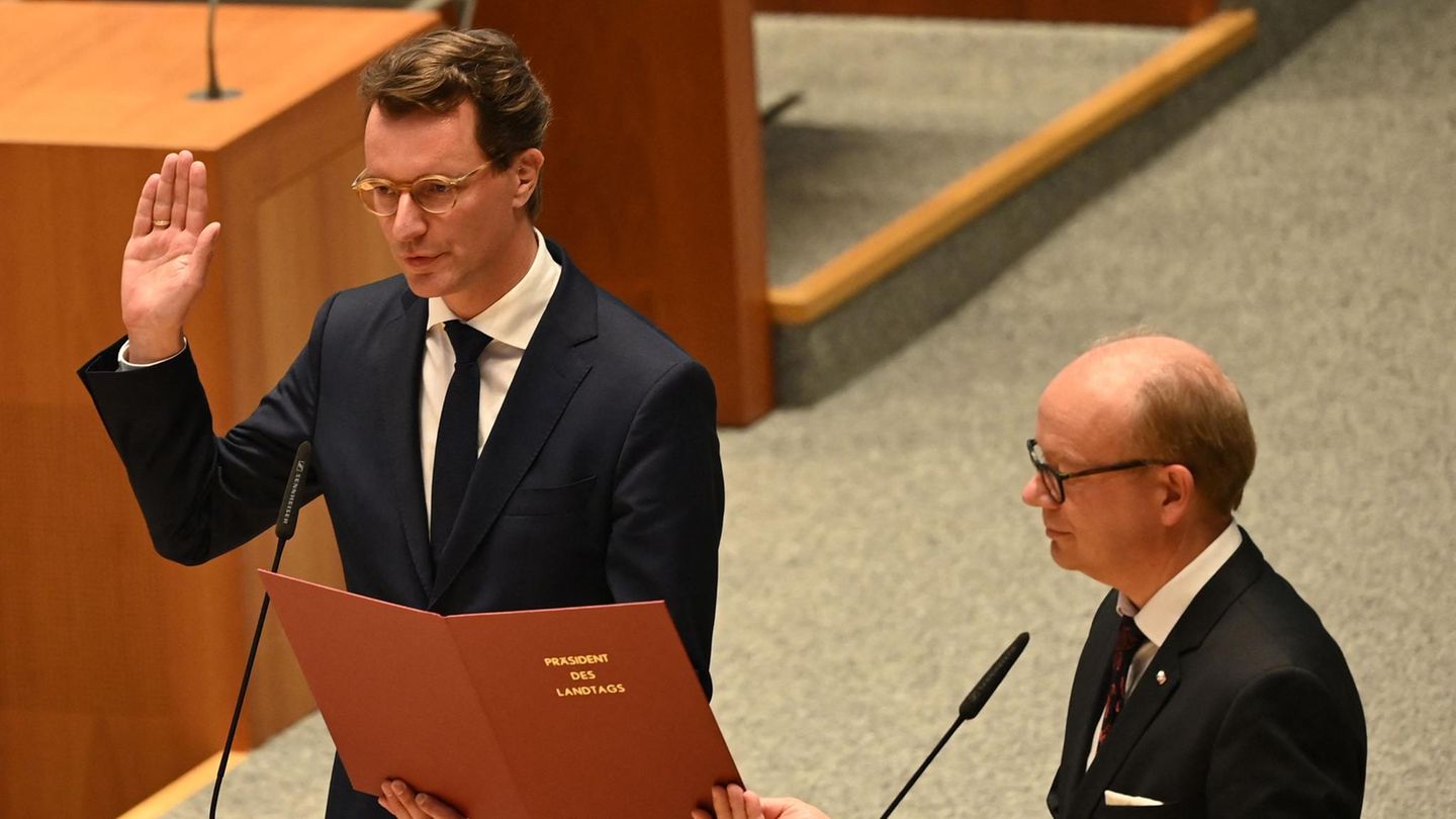 Hendrik Wüst (l.), CDU-Landeschef und neuer Ministerpräsident von Nordrhein-Westfalen, legt den Amtseid ab 