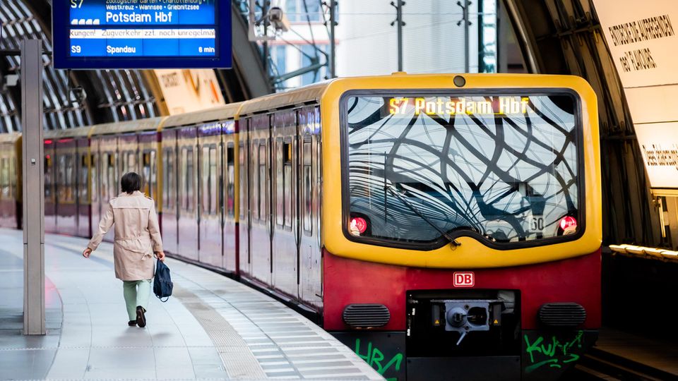 Eine Berliner S-Bahn steht in einem Nahverkehrs-Bahnhof