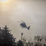 Löschhubschrauber im Feuerdunst
