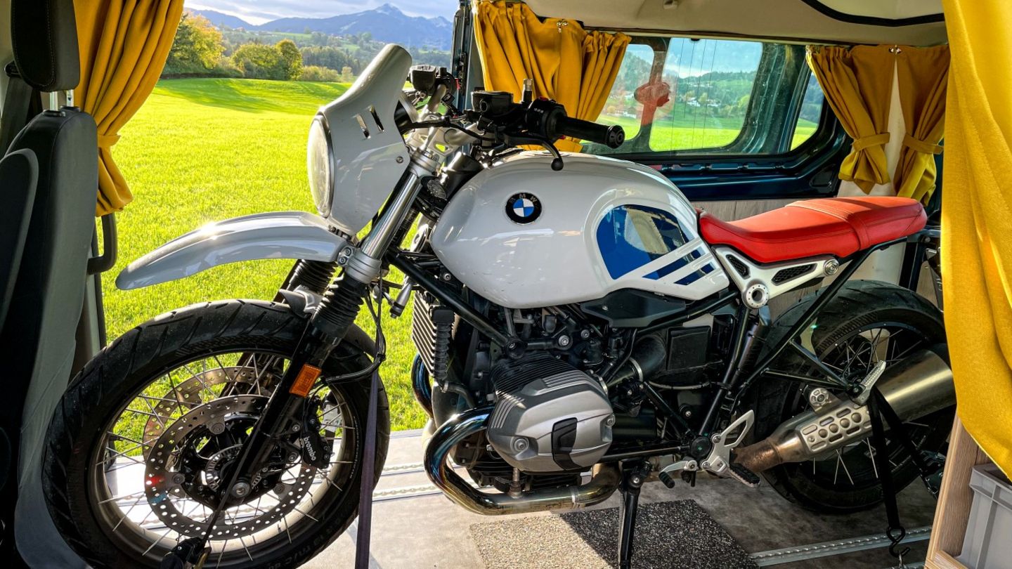 Vorhänge plus Motorrad passen zusammen.