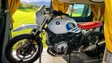Vorhänge plus Motorrad passen zusammen.