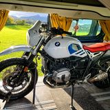 Vorhänge plus Motorrad passen zusammen.