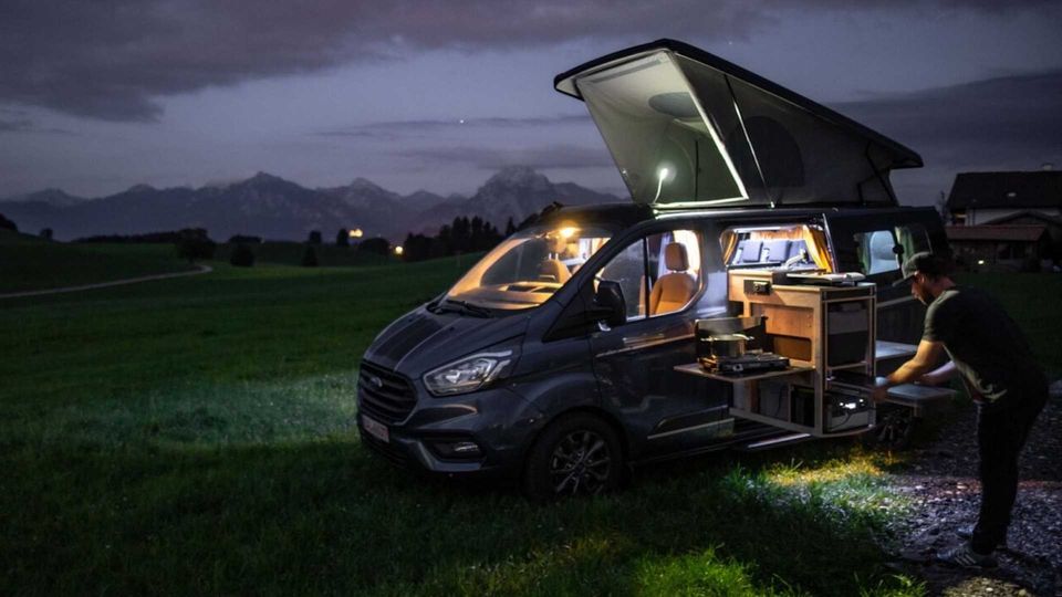 In so einem kleinen Fahrzeug findet das Leben außerhalb statt.