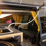 Der Waserhahn dient als Außendusche - mit 12 Litern muss man aber sparsam sein.