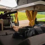 Das aufgeklappet Dach sorgt für luftige Höhe in dem flachen Fahrzeug.