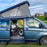 Selbst somein Motorrrad geht rein.