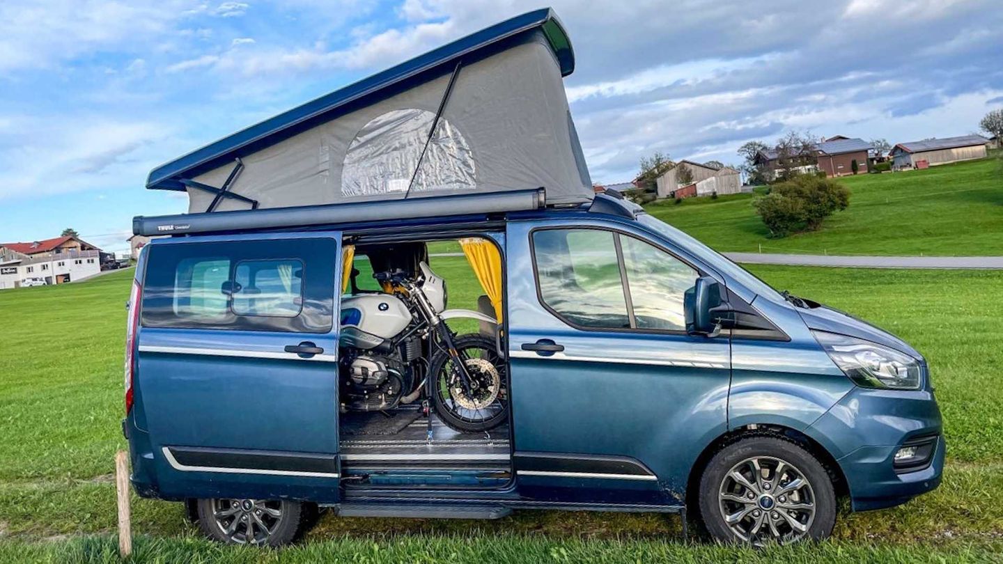 Selbst somein Motorrrad geht rein.
