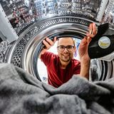 Platzt 3 mit 12 Prozent: Die liebe Wäsche  Im Sinne der Nachhaltigkeit ist eigentlich gut, wenn Maschinen so lange wie möglich am Leben gehalten werden, damit die für ihren Bau verwendeten Ressourcen sich rentieren. Auf die Waschmaschine trifft das nur bedingt zu. Im Schnitt verbraucht eine gut 20 Jahre alte Waschmaschine mit rund 134 Litern drei Mal soviel Wasser wie eine moderne. Selbst zehn Jahre alte verwenden je nach Waschgang immer noch knapp 40 Liter Wasser mehr, als ein aktuelles Modell. Hinzu kommt natürlich der Energieverbrauch. Bim Kauf einer neuen Maschine ist der Wasserverbrauch genauso wichtig wie die Energieeffizienz-Klasse. Auch Sensoren können Wasser sparen: So wissen Waschmaschinen ohne Beladungssensoren nicht um die Wäschemenge in ihrer Trommel. Sie spulen stur das eingestellte Programm ab, selbst bei halber Füllung. Wer es mit dem Wassersparen ernst meint, greift zu einer Waschmaschine, die über einen Anschluss an eine Regenwasseranlage ausgerüstet ist. Hausbesitzer sollten sich solche Anlagen durchrechnen, bei der große Tanks im Garten vergraben werden. Regenwasser ist gut für die Wäsche und die Maschine, weil es sehr weich ist und keinen Kalk enthält. Gut für die Wäsche ist auch eine möglichst niedrige Temperatur. Schon bei 30 Grad wird normal verschmutze Wäsche sauber, ein entsprechendes Waschmittel kann die Reinigung bei niedrigen Temperaturen unterstützen.  