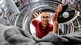 Platzt 3 mit 12 Prozent: Die liebe Wäsche  Im Sinne der Nachhaltigkeit ist eigentlich gut, wenn Maschinen so lange wie möglich am Leben gehalten werden, damit die für ihren Bau verwendeten Ressourcen sich rentieren. Auf die Waschmaschine trifft das nur bedingt zu. Im Schnitt verbraucht eine gut 20 Jahre alte Waschmaschine mit rund 134 Litern drei Mal soviel Wasser wie eine moderne. Selbst zehn Jahre alte verwenden je nach Waschgang immer noch knapp 40 Liter Wasser mehr, als ein aktuelles Modell. Hinzu kommt natürlich der Energieverbrauch. Bim Kauf einer neuen Maschine ist der Wasserverbrauch genauso wichtig wie die Energieeffizienz-Klasse. Auch Sensoren können Wasser sparen: So wissen Waschmaschinen ohne Beladungssensoren nicht um die Wäschemenge in ihrer Trommel. Sie spulen stur das eingestellte Programm ab, selbst bei halber Füllung. Wer es mit dem Wassersparen ernst meint, greift zu einer Waschmaschine, die über einen Anschluss an eine Regenwasseranlage ausgerüstet ist. Hausbesitzer sollten sich solche Anlagen durchrechnen, bei der große Tanks im Garten vergraben werden. Regenwasser ist gut für die Wäsche und die Maschine, weil es sehr weich ist und keinen Kalk enthält. Gut für die Wäsche ist auch eine möglichst niedrige Temperatur. Schon bei 30 Grad wird normal verschmutze Wäsche sauber, ein entsprechendes Waschmittel kann die Reinigung bei niedrigen Temperaturen unterstützen.  