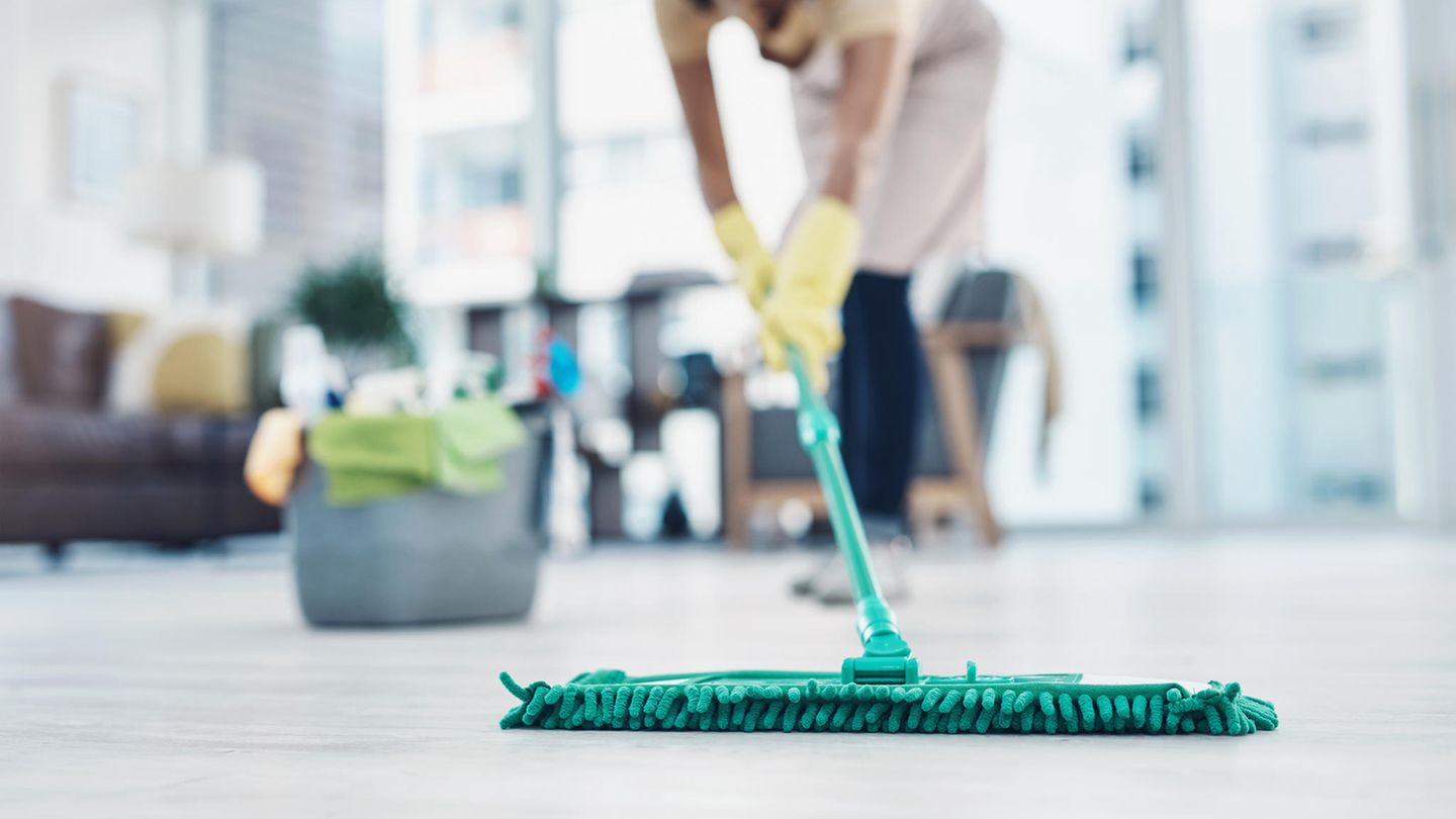 Wasserverbrauch Zuhause: Platz 5 mit sechs Prozent: Reinigung von Haus und Hof Guten sieben Liter Wasser wendet der Durchschnittsbürger pro Monat für das Wischen des Bodens, Schrubben von Klo und Bad sowie der Reinigung von der Terrasse auf. Sparen hieße hier öfter Fegen statt Wischen, aber das ist auf Dauer auch keine Lösung. Für den Garten bringt eine Regentonne oder gar unterirdische Regenwasser-Zisterne am meisten. Die bis zu 4000 Liter großen Behälter werden direkt an die Regenfallrohre des Hauses angeschlossen, eine elektrische Pumpe fördert dann das Wasser wieder in Richtung der Verbraucher. Bringt viel, kostet aber auch ordentlich. Für die Zisterne sollten um die 700 Euro kalkuliert werden, dazu kommt noch das Ausschachten im Garten, der Abtransport des Aushubes, Einbau und Anschluss. Platz 5 mit sechs Prozent: Reinigung von Haus und Hof Guten sieben Liter Wasser wendet der Durchschnittsbürger pro Monat für das Wischen des Bodens, Schrubben von Klo und Bad sowie der Reinigung von der Terrasse auf. Sparen hieße hier öfter Fegen statt Wischen, aber das ist auf Dauer auch keine Lösung. Für den Garten bringt eine Regentonne oder gar unterirdische Regenwasser-Zisterne am meisten. Die bis zu 4000 Liter großen Behälter werden direkt an die Regenfallrohre des Hauses angeschlossen, eine elektrische Pumpe fördert dann das Wasser wieder in Richtung der Verbraucher. Bringt viel, kostet aber auch ordentlich. Für die Zisterne sollten um die 700 Euro kalkuliert werden, dazu kommt noch das Ausschachten im Garten, der Abtransport des Aushubes, Einbau und Anschluss.