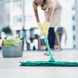 Platz 5 mit sechs Prozent: Reinigung von Haus und Hof  Guten sieben Liter Wasser wendet der Durchschnittsbürger pro Monat für das Wischen des Bodens, Schrubben von Klo und Bad sowie der Reinigung von der Terrasse auf. Sparen hieße hier öfter Fegen statt Wischen, aber das ist auf Dauer auch keine Lösung. Für den Garten bringt eine Regentonne oder gar unterirdische Regenwasser-Zisterne am meisten. Die bis zu 4000 Liter großen Behälter werden direkt an die Regenfallrohre des Hauses angeschlossen, eine elektrische Pumpe fördert dann das Wasser wieder in Richtung der Verbraucher. Bringt viel, kostet aber auch ordentlich. Für die Zisterne sollten um die 700 Euro kalkuliert werden, dazu kommt noch das Ausschachten im Garten, der Abtransport des Aushubes, Einbau und Anschluss.  