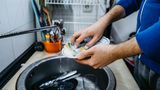 Platz 4 mit 6 Prozent: Geschirrspülen – ob mit der Hand oder der Maschine  Hand oder Maschine? Bei der Antwort kommt es gelegentlich zu ideologischen Scharmützeln. Zahlreiche Studien haben den Europäern von Portugal bis zum Nordkap in die Spülbecken geschaut, Wassermengen und Geschirrgewicht notiert. Die Uni Bonn kam dann vor zehn Jahren zum Ergebnis, dass der Geschirrspüler das Mittel der Wahl ist. Sie verbrauche weniger Wasser und weniger Strom. Die Kritiker führen dagegen ins Feld, dass ja der Aufwand für die Herstellung der Maschine ebenfalls in die Kalkulation einzubeziehen sei. Rohstoffgewinnung, Wasserverbrauch bei der Herstellung, Verpackung und der Logistik. Für den Endkunde dürften solche Überlegungen sekundär sein. Er möchte sich mit der Maschine den Alltag erleichtern. Wasser sparen kann er dennoch, wenn er: die Maschine stets voll belädt, das Eco-Programm einschaltet und bei wenig verschmutztem Geschirr auf "halbe Ladung" stellt. Singlehaushalte indes sollten sich tatsächlich überlegen, ob sie nicht doch mit der Hand spülen oder zu einer kleinen Maschinen greifen.