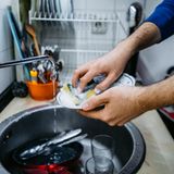 Platz 4 mit 6 Prozent: Geschirrspülen – ob mit der Hand oder der Maschine  Hand oder Maschine? Bei der Antwort kommt es gelegentlich zu ideologischen Scharmützeln. Zahlreiche Studien haben den Europäern von Portugal bis zum Nordkap in die Spülbecken geschaut, Wassermengen und Geschirrgewicht notiert. Die Uni Bonn kam dann vor zehn Jahren zum Ergebnis, dass der Geschirrspüler das Mittel der Wahl ist. Sie verbrauche weniger Wasser und weniger Strom. Die Kritiker führen dagegen ins Feld, dass ja der Aufwand für die Herstellung der Maschine ebenfalls in die Kalkulation einzubeziehen sei. Rohstoffgewinnung, Wasserverbrauch bei der Herstellung, Verpackung und der Logistik. Für den Endkunde dürften solche Überlegungen sekundär sein. Er möchte sich mit der Maschine den Alltag erleichtern. Wasser sparen kann er dennoch, wenn er: die Maschine stets voll belädt, das Eco-Programm einschaltet und bei wenig verschmutztem Geschirr auf "halbe Ladung" stellt. Singlehaushalte indes sollten sich tatsächlich überlegen, ob sie nicht doch mit der Hand spülen oder zu einer kleinen Maschinen greifen.