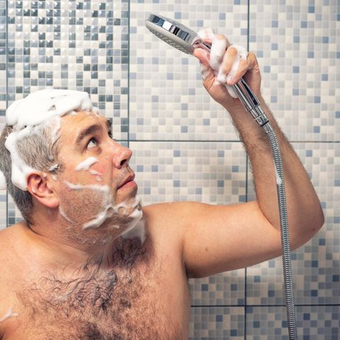 Platz 1 mit 36 Prozent: Baden, Duschen, Körperpflege  Duschen statt Baden: Klingt logisch, die Rechnung geht aber nur dann auf, wenn nicht länger als zehn Minuten geduscht und ein Perlator-Brausekopf verwendet wird. Durch herkömmliche Duschköpfe fließen durchschnittlich zwölf bis 15 Liter Wasser pro Minute, durch wassersparende Modelle lediglich die Hälfte. Perlatoren mischen dem Wasserstrahl Luft bei, so dass der Duschkopf weniger Wasser durchlässt, trotzdem aber den Wasserdruck konstant hält. Wer möchte schon unter einem Rinnsal duschen. Die gleiche Technik wird auch bei Wasserhähnen angewendet. Hier muss nicht gleich der Wasserhahn ausgetauscht werden, ein entsprechender Aufsatz für ein paar Euro tut es auch. Außerdem: Wasser aus beim Zähneputzen. Wasser aus beim Einseifen von Haaren und Körper. Schöner Nebeneffekt: Kürzer zu duschen tut zudem der Haut ausgesprochen gut!