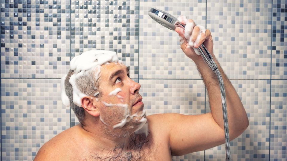 Platz 1 mit 36 Prozent: Baden, Duschen, Körperpflege  Duschen statt Baden: Klingt logisch, die Rechnung geht aber nur dann auf, wenn nicht länger als zehn Minuten geduscht und ein Perlator-Brausekopf verwendet wird. Durch herkömmliche Duschköpfe fließen durchschnittlich zwölf bis 15 Liter Wasser pro Minute, durch wassersparende Modelle lediglich die Hälfte. Perlatoren mischen dem Wasserstrahl Luft bei, so dass der Duschkopf weniger Wasser durchlässt, trotzdem aber den Wasserdruck konstant hält. Wer möchte schon unter einem Rinnsal duschen. Die gleiche Technik wird auch bei Wasserhähnen angewendet. Hier muss nicht gleich der Wasserhahn ausgetauscht werden, ein entsprechender Aufsatz für ein paar Euro tut es auch. Außerdem: Wasser aus beim Zähneputzen. Wasser aus beim Einseifen von Haaren und Körper. Schöner Nebeneffekt: Kürzer zu duschen tut zudem der Haut ausgesprochen gut!
