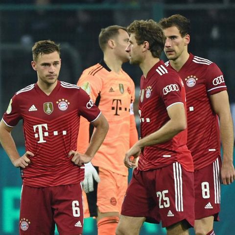 Ungewohnte Situation: Die Bayern-Profis stehen wie begossene Pudel zusammen und wissen nicht so recht, wie ihnen geschieht 