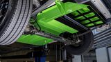 Eine Art Staubsauger filtert im hinteren Unterboden des Mercedes-Benz Sustaineer den Feinstaub aus der Luft