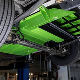 Eine Art Staubsauger filtert im hinteren Unterboden des Mercedes-Benz Sustaineer den Feinstaub aus der Luft