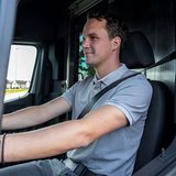 Der Fahrer hat es im Mercedes-Benz Sustaineer schön warm dank beherizbarer Sicherheitsgurte