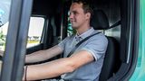 Der Fahrer hat es im Mercedes-Benz Sustaineer schön warm dank beherizbarer Sicherheitsgurte