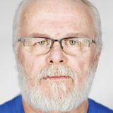 Kirk Bloodsworth  Alter: 60 Jahre  Bundesstaat: Maryland  Verurteilt: 1985  Die Rufe im Gerichtssaal wird er nie vergessen: "Gebt ihm das Gas und tötet seinen Arsch!" Da war er gerade verurteilt worden. Als Kindsmörder. Kirk Bloodsworth war Fischer gewesen und Soldat bei den US-Marines. Fünf Zeugen gaben an, sie hätten ihn mit dem neunjährigen Mädchen gesehen. Nach Jahren im Gefängnis, davon zwei in der Todeszelle, las Bloodsworth ein Wort, von dem er nur die Abkürzung aussprechen konnte: DNA. Er erzählte seinem Anwalt davon, das rettete ihm das Leben. Den wahren Täter, dank DNA überführt, kannte Bloodsworth: aus dem Fitnessraum des Gefängnisses. Die Staatsanwältin fragte ihn, ob er für den Mann die Todesstrafe wolle. Bloodsworth antwortete: "Wozu?"   