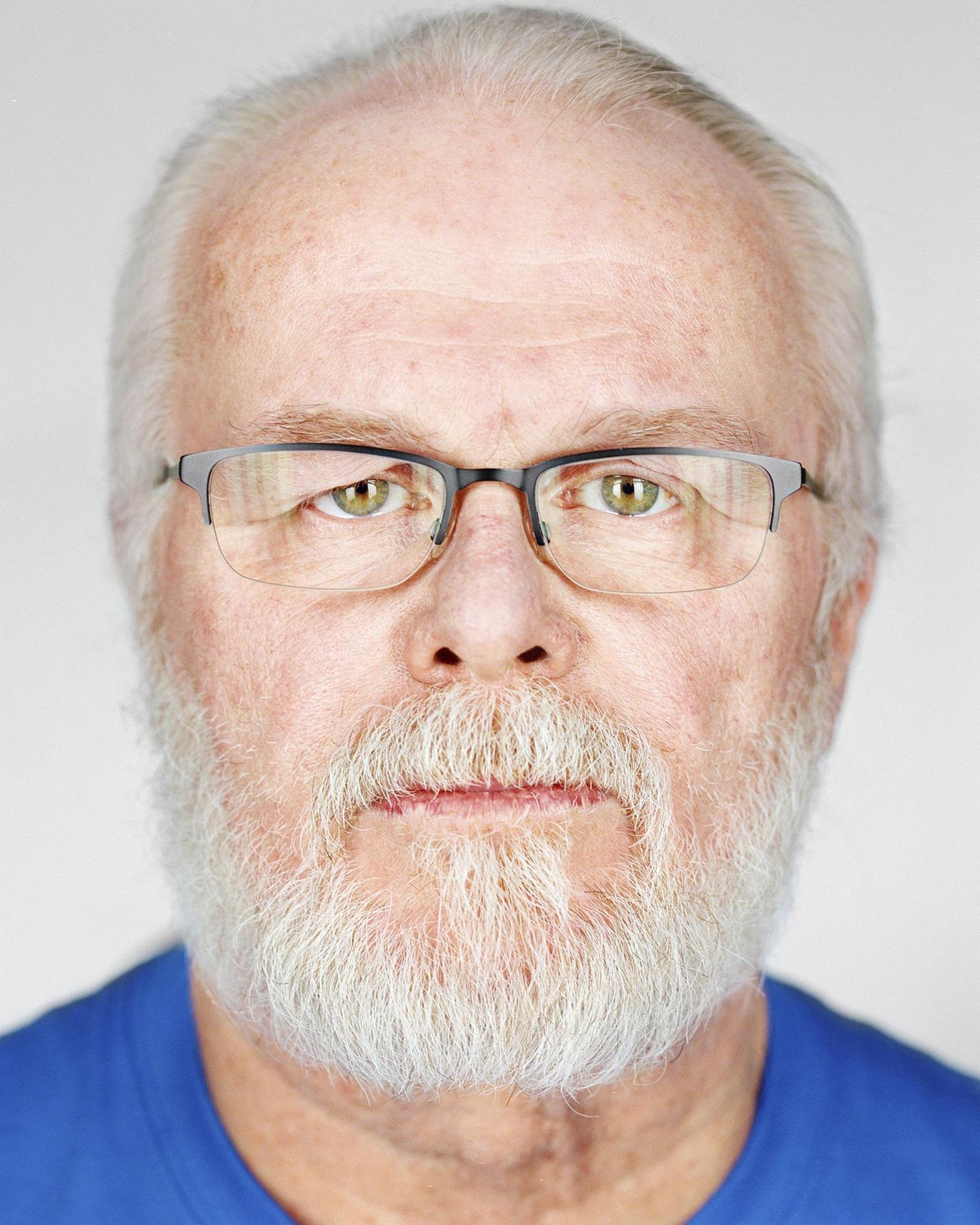 Todestrafe: Kirk Bloodsworth Alter: 60 Jahre Bundesstaat: Maryland Verurteilt: 1985 Die Rufe im Gerichtssaal wird er nie vergessen: "Gebt ihm das Gas und tötet seinen Arsch!" Da war er gerade verurteilt worden. Als Kindsmörder. Kirk Bloodsworth war Fischer gewesen und Soldat bei den US-Marines. Fünf Zeugen gaben an, sie hätten ihn mit dem neunjährigen Mädchen gesehen. Nach Jahren im Gefängnis, davon zwei in der Todeszelle, las Bloodsworth ein Wort, von dem er nur die Abkürzung aussprechen konnte: DNA. Er erzählte seinem Anwalt davon, das rettete ihm das Leben. Den wahren Täter, dank DNA überführt, kannte Bloodsworth: aus dem Fitnessraum des Gefängnisses. Die Staatsanwältin fragte ihn, ob er für den Mann die Todesstrafe wolle. Bloodsworth antwortete: "Wozu?" Kirk Bloodsworth Alter: 60 Jahre Bundesstaat: Maryland Verurteilt: 1985 Die Rufe im Gerichtssaal wird er nie vergessen: "Gebt ihm das Gas und tötet seinen Arsch!" Da war er gerade verurteilt worden. Als Kindsmörder. Kirk Bloodsworth war Fischer gewesen und Soldat bei den US-Marines. Fünf Zeugen gaben an, sie hätten ihn mit dem neunjährigen Mädchen gesehen. Nach Jahren im Gefängnis, davon zwei in der Todeszelle, las Bloodsworth ein Wort, von dem er nur die Abkürzung aussprechen konnte: DNA. Er erzählte seinem Anwalt davon, das rettete ihm das Leben. Den wahren Täter, dank DNA überführt, kannte Bloodsworth: aus dem Fitnessraum des Gefängnisses. Die Staatsanwältin fragte ihn, ob er für den Mann die Todesstrafe wolle. Bloodsworth antwortete: "Wozu?"