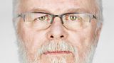 Kirk Bloodsworth  Alter: 60 Jahre  Bundesstaat: Maryland  Verurteilt: 1985  Die Rufe im Gerichtssaal wird er nie vergessen: "Gebt ihm das Gas und tötet seinen Arsch!" Da war er gerade verurteilt worden. Als Kindsmörder. Kirk Bloodsworth war Fischer gewesen und Soldat bei den US-Marines. Fünf Zeugen gaben an, sie hätten ihn mit dem neunjährigen Mädchen gesehen. Nach Jahren im Gefängnis, davon zwei in der Todeszelle, las Bloodsworth ein Wort, von dem er nur die Abkürzung aussprechen konnte: DNA. Er erzählte seinem Anwalt davon, das rettete ihm das Leben. Den wahren Täter, dank DNA überführt, kannte Bloodsworth: aus dem Fitnessraum des Gefängnisses. Die Staatsanwältin fragte ihn, ob er für den Mann die Todesstrafe wolle. Bloodsworth antwortete: "Wozu?"   