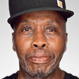 Perry Cobb  Alter: 79 Jahre  Bundesstaat: Illinois  Verurteilt: 1979  Zwei Prozesse endeten mit einer Hung Jury, die Geschworenen wurden sich nicht einig. Im dritten Prozess verurteilte eine komplett weiße Jury Perry Cobb wegen zweifachen Raubmordes zum Tod. Mehrere Jahre später ein weiterer Prozess, eine weitere Hung Jury. Im fünften Prozess verteidigte Cobb sich selbst. Er führte an, dass er nicht hellhäutig war – so hatten Zeugen den Täter beschrieben. Er kam frei.