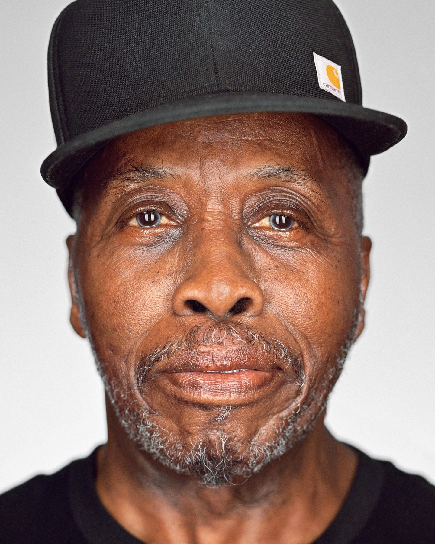 Perry Cobb  Alter: 79 Jahre  Bundesstaat: Illinois  Verurteilt: 1979  Zwei Prozesse endeten mit einer Hung Jury, die Geschworenen wurden sich nicht einig. Im dritten Prozess verurteilte eine komplett weiße Jury Perry Cobb wegen zweifachen Raubmordes zum Tod. Mehrere Jahre später ein weiterer Prozess, eine weitere Hung Jury. Im fünften Prozess verteidigte Cobb sich selbst. Er führte an, dass er nicht hellhäutig war – so hatten Zeugen den Täter beschrieben. Er kam frei.