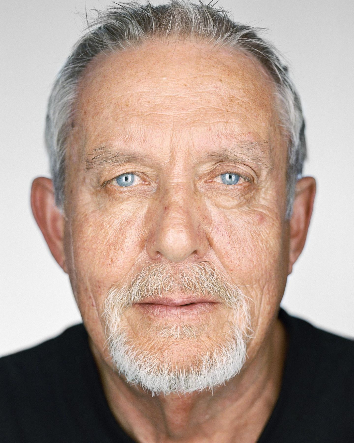 Randal Padgett  Alter: 70 Jahre  Bundesstaat: Alabama  Verurteilt: 1992  Randal Padgett wurde wegen Mordes an seiner Ehefrau verurteilt. Obwohl das Blut, das die Ermittler am Tatort gefunden hatten, nicht seines war. Doch die Staatsanwaltschaft verschwieg das zunächst. Das Urteil der Geschworenen lautete: lebenslänglich. Der Richter wandelte es in ein Todesurteil um. Erst drei Jahre später gelang es Padgetts Anwalt, das Verfahren neu aufzurollen. Nach insgesamt fünf Jahren kam er frei.