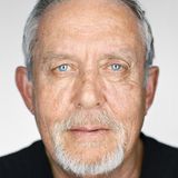 Randal Padgett  Alter: 70 Jahre  Bundesstaat: Alabama  Verurteilt: 1992  Randal Padgett wurde wegen Mordes an seiner Ehefrau verurteilt. Obwohl das Blut, das die Ermittler am Tatort gefunden hatten, nicht seines war. Doch die Staatsanwaltschaft verschwieg das zunächst. Das Urteil der Geschworenen lautete: lebenslänglich. Der Richter wandelte es in ein Todesurteil um. Erst drei Jahre später gelang es Padgetts Anwalt, das Verfahren neu aufzurollen. Nach insgesamt fünf Jahren kam er frei.