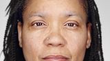 Sabrina Butler-Smith  Alter: 50 Jahre  Bundesstaat: Mississippi  Verurteilt: 1990  Als ihr Sohn an einer Herzerkrankung starb, war er neun Monate alt. Sie war 17. Am nächsten Tag wurde sie verhaftet. Sabrina Butler-Smith wurde angeklagt, ihr Kind ermordet zu haben. Beweis: die Spuren auf dem Körper. Es waren die Spuren der Herzdruckmassage, des Versuchs, ihr Kind wiederzubeleben. Nach sechseinhalb Jahren in Haft, davon fast drei im Todestrakt, sprach ein Gericht sie frei.