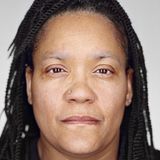 Sabrina Butler-Smith  Alter: 50 Jahre  Bundesstaat: Mississippi  Verurteilt: 1990  Als ihr Sohn an einer Herzerkrankung starb, war er neun Monate alt. Sie war 17. Am nächsten Tag wurde sie verhaftet. Sabrina Butler-Smith wurde angeklagt, ihr Kind ermordet zu haben. Beweis: die Spuren auf dem Körper. Es waren die Spuren der Herzdruckmassage, des Versuchs, ihr Kind wiederzubeleben. Nach sechseinhalb Jahren in Haft, davon fast drei im Todestrakt, sprach ein Gericht sie frei.