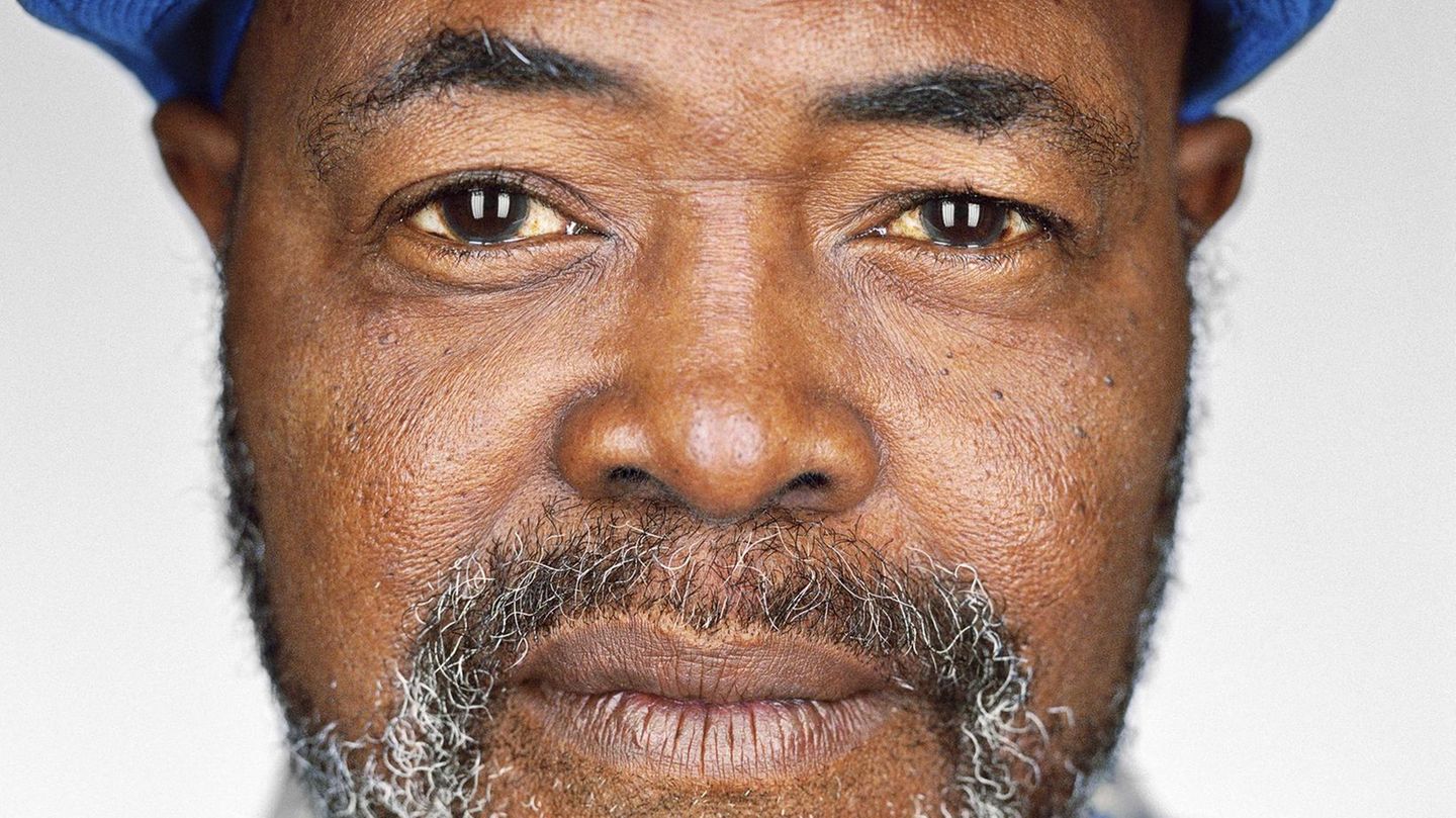 Todestrafe: Kwame Ajamu Alter: 63 Jahre Bundesstaat: Ohio Verurteilt: 1975 Als er die Todeszelle verließ, war er ein anderer. Verurteilt worden war der Teenager Ronnie Bridgeman, schuldig des Mordes an einem Verkäufer. Das Gefängnis verließ er 27 Jahre später: Kwame Ajamu, ein Muslim. Ajamu las im Koran, der gab ihm Energie. Rettete ihn vor dem Verrücktwerden. Ich darf die verachten, dachte er, die mir das antun, die Verachtung kann mir niemand nehmen. 2003 kam er auf Bewährung frei. Zwölf Jahre später widerrief der einzige Zeuge, zum Tatzeitpunkt selbst noch ein Kind, seine Aussage gegen ihn. Erst da war Kwame Ajamu auch offiziell unschuldig, fast vier Jahrzehnte nach der Tat. Kwame Ajamu Alter: 63 Jahre Bundesstaat: Ohio Verurteilt: 1975 Als er die Todeszelle verließ, war er ein anderer. Verurteilt worden war der Teenager Ronnie Bridgeman, schuldig des Mordes an einem Verkäufer. Das Gefängnis verließ er 27 Jahre später: Kwame Ajamu, ein Muslim. Ajamu las im Koran, der gab ihm Energie. Rettete ihn vor dem Verrücktwerden. Ich darf die verachten, dachte er, die mir das antun, die Verachtung kann mir niemand nehmen. 2003 kam er auf Bewährung frei. Zwölf Jahre später widerrief der einzige Zeuge, zum Tatzeitpunkt selbst noch ein Kind, seine Aussage gegen ihn. Erst da war Kwame Ajamu auch offiziell unschuldig, fast vier Jahrzehnte nach der Tat.
