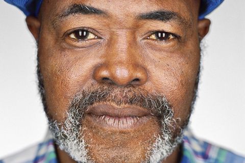 Kwame Ajamu  Alter: 63 Jahre  Bundesstaat: Ohio  Verurteilt: 1975  Als er die Todeszelle verließ, war er ein anderer. Verurteilt worden war der Teenager Ronnie Bridgeman, schuldig des Mordes an einem Verkäufer. Das Gefängnis verließ er 27 Jahre später: Kwame Ajamu, ein Muslim. Ajamu las im Koran, der gab ihm Energie. Rettete ihn vor dem Verrücktwerden. Ich darf die verachten, dachte er, die mir das antun, die Verachtung kann mir niemand nehmen. 2003 kam er auf Bewährung frei. Zwölf Jahre später widerrief der einzige Zeuge, zum Tatzeitpunkt selbst noch ein Kind, seine Aussage gegen ihn. Erst da war Kwame Ajamu auch offiziell unschuldig, fast vier Jahrzehnte nach der Tat.