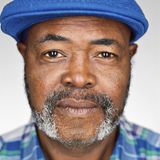 Kwame Ajamu  Alter: 63 Jahre  Bundesstaat: Ohio  Verurteilt: 1975  Als er die Todeszelle verließ, war er ein anderer. Verurteilt worden war der Teenager Ronnie Bridgeman, schuldig des Mordes an einem Verkäufer. Das Gefängnis verließ er 27 Jahre später: Kwame Ajamu, ein Muslim. Ajamu las im Koran, der gab ihm Energie. Rettete ihn vor dem Verrücktwerden. Ich darf die verachten, dachte er, die mir das antun, die Verachtung kann mir niemand nehmen. 2003 kam er auf Bewährung frei. Zwölf Jahre später widerrief der einzige Zeuge, zum Tatzeitpunkt selbst noch ein Kind, seine Aussage gegen ihn. Erst da war Kwame Ajamu auch offiziell unschuldig, fast vier Jahrzehnte nach der Tat.