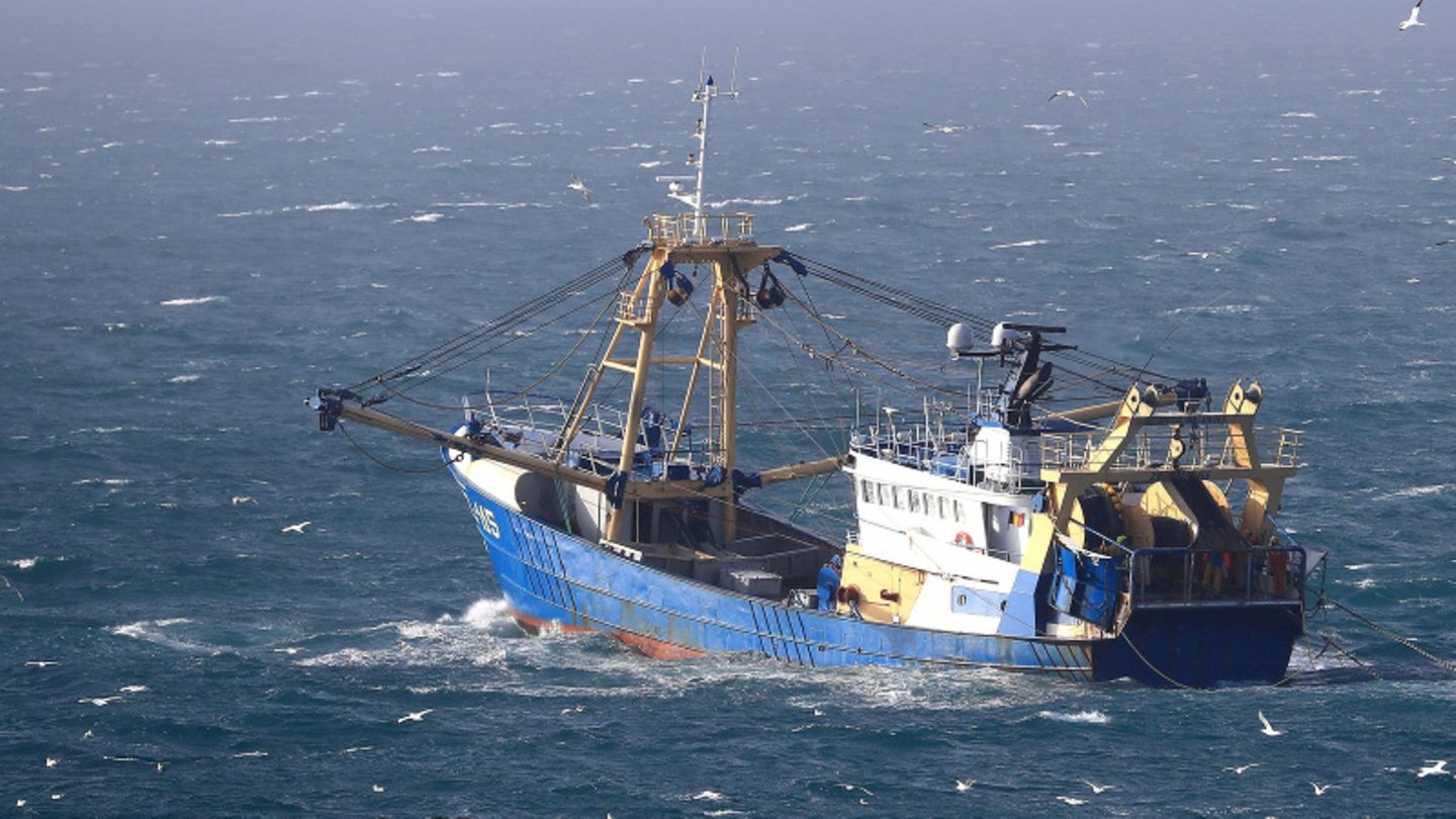 Ein britisches Fischerboot fährt im Ärmelkanal