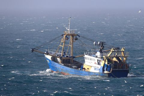 Ein britisches Fischerboot fährt im Ärmelkanal